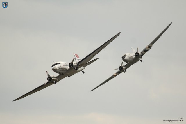 0050_Flying_Legends_2011_Douglas_DC-3_Dakota_Formation