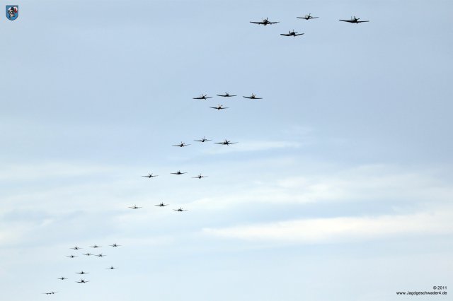 0056_Flying_Legends_2011_grosse_Formation_Big_Wing_Balbo