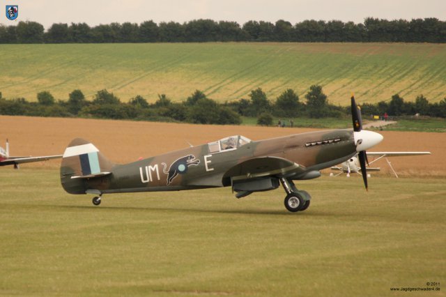 0058_Flying_Legends_2011_Supermarine_Spitfire_PR_Mk_XIX_F-AZJS_UM-E_Dreipunktlandung