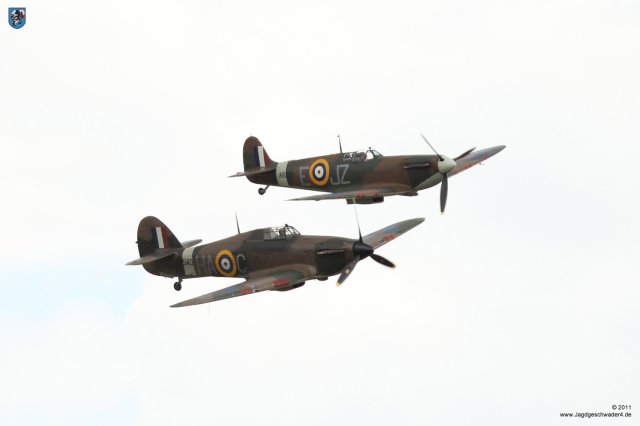 0062_Flying_Legends_2011_Hawker_Hurricane_Mk12A_G-HURI_HA-C_und_Supermarine_Spitfire_LF_Mk1a_G-AIST_JZ-E