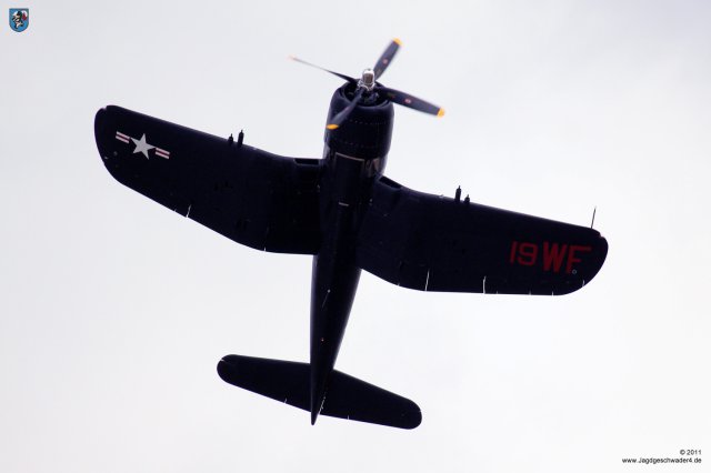 0067_Flying_Legends_2011_Chance_Vought_F4U-4_Corsair_Flying_Bulls_Ueberflug