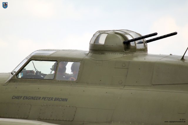 0069_Flying_Legends_2011_Boeing_B-17_Sally_B_Geschuetzturm_und_Cockpit