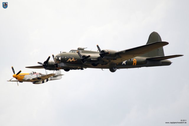 0076_Flying_Legends_2011_B-17_Sally_B_und_P-51_Ferocious_Frankie_in_Formation