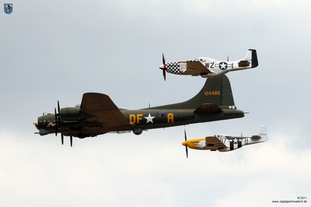 0077_Flying_Legends_2011_B-17_Sally_B_in_Formation_mit_zwei_P-51_Ferocious_Frankie_und_Big_Beautiful_Doll