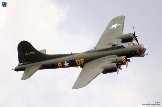 0078_Flying_Legends_2011__Boeing_B-17_Bomber_Sally_B