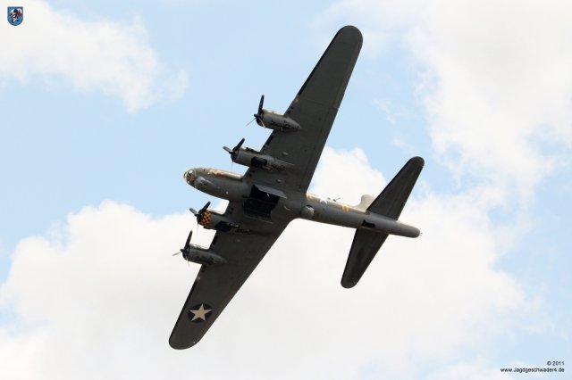 0079_Flying_Legends_2011_Boeing_B-17_Bomber_Sally_B