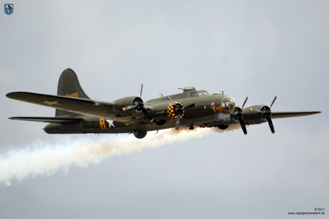 0081_Flying_Legends_2011_smoking__Boeing_B-17_Bomber_Sally_B