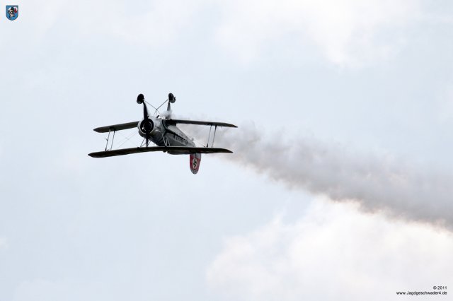 0092_Flying_Legends_2011_Buecker_Jungmeister_G-BUTX_Rueckenflug