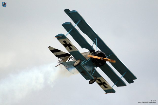 0104_Flying_Legends_2011_Fokker_DR1_Dreidecker_403-17_G-CDXR
