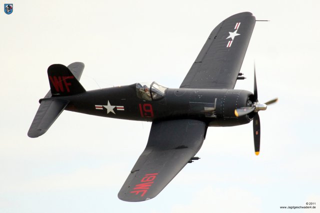 0126_Flying_Legends_2011_Chance_Vought_F4U-4_Corsair_Flying_Bulls_Pass