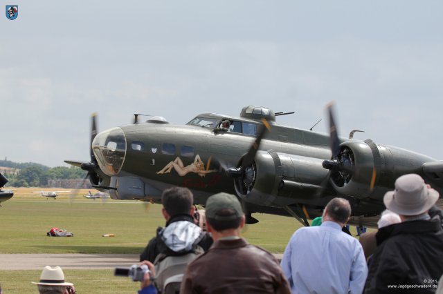 0127_Flying_Legends_2011_Boeing_B-17_Bomber_Sally_B