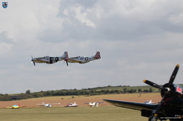 0128_Flying_Legends_2011_North_American_P-51_Mustangs_Flying_Horseman_Tiefflug