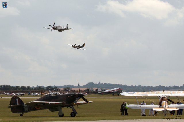 0130_Flying_Legends_2011_North_American_P-51_Mustangs_Tiefflug