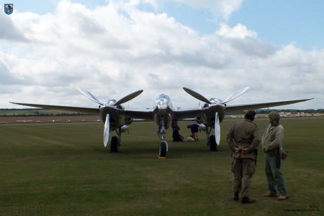 0140_Flying_Legends_2011_Lockheed_P-38_Lightning_Flying_Bulls_Front_Noise