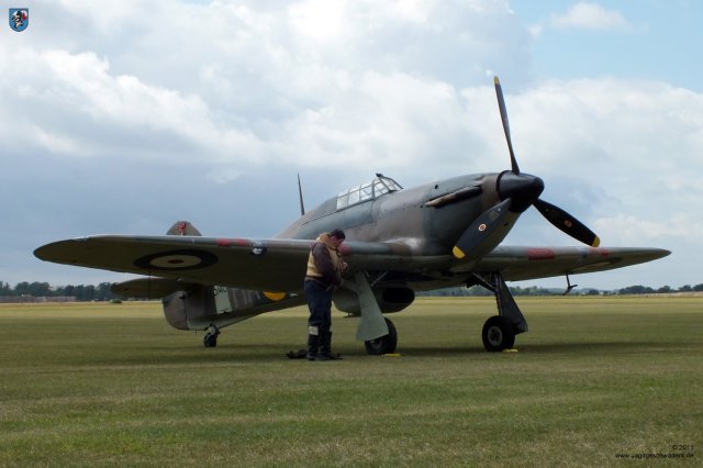 0142_Flying_Legends_2011_Hawker_Hurricane_Mk12A_G-HURI_HA-C_und_Pilot