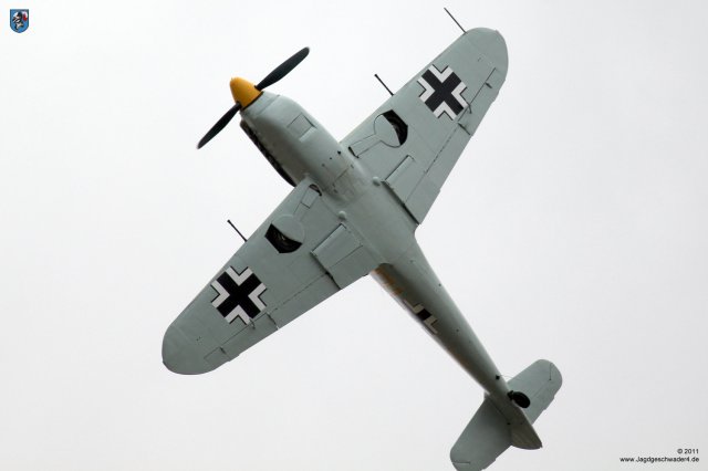 0147_Flying_Legends_2011_Hispano_Buchon_Gelbe_10_Unteransicht_bei_Fassrolle