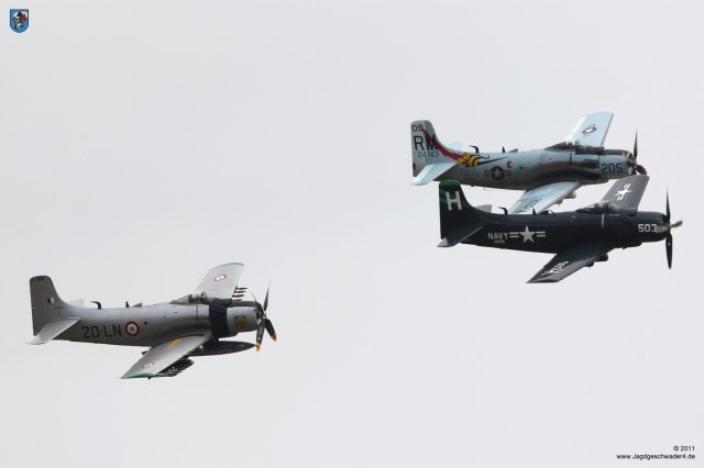 0151_Flying_Legends_2011_Douglas_Skyraider_Formation