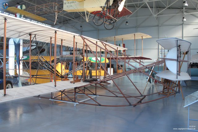 0002_Italienisches_Luftwaffenmuseum_Vigna_di_Valle_Wright_Flyer_Nummer_4_1908_Nachbau_Hangar_Troster