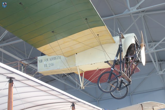 0003_Italienisches_Luftwaffenmuseum_Vigna_di_Valle_Bleriot_XI-2_1909_XIII_Squadriglia_BL246_Hangar_Troster