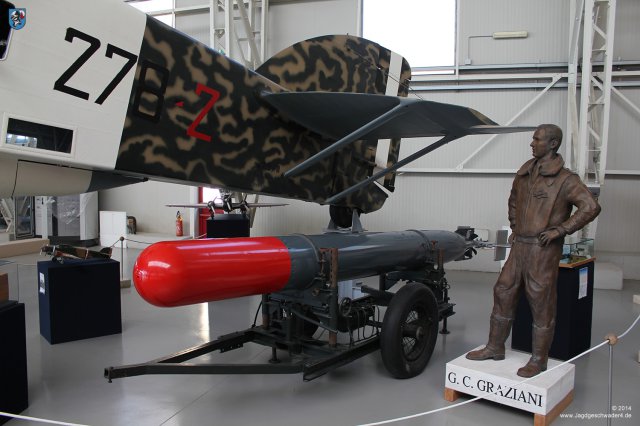 0026_Italienisches_Luftwaffenmuseum_Vigna_di_Valle_Lufttorpedo_vor_Savoia-Marchetti_SM_79