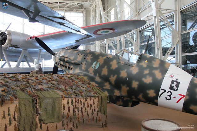 0072_Italienisches_Luftwaffenmuseum_Vigna_di_Valle_Macchi_MC202_Serie_73-7_MM9667_Seriennummer_366_Folgore_Tarnnetz