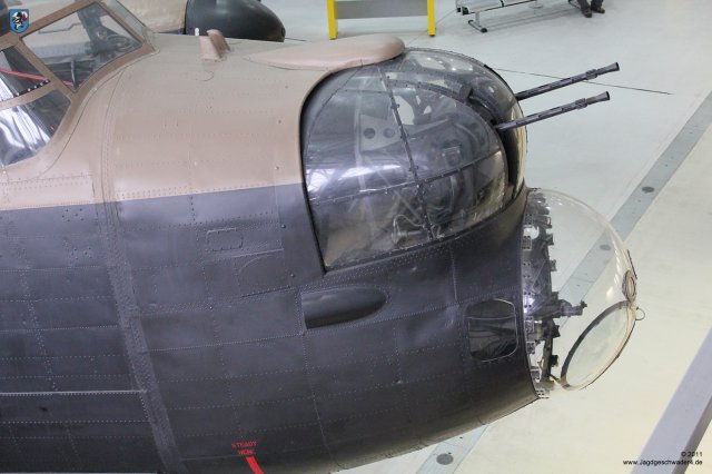 0019_IWM-Museum_Duxford_Avro_Lancaster_Mk_X_Nase