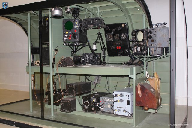 0033_IWM-Museum_Duxford_Avro_Lancaster_Navigator_Arbeitsplatz_H2S_Radar_GEE