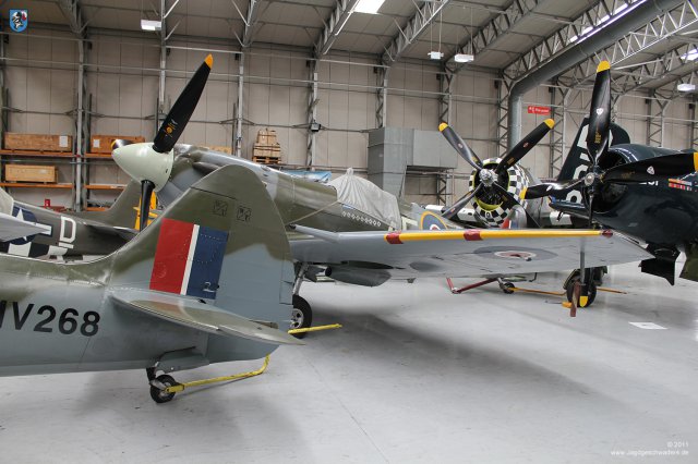 0051_IWM-Museum_Duxford_Hangar_Spitfire_P-47G_F8F-2P_Bearcar_P-51