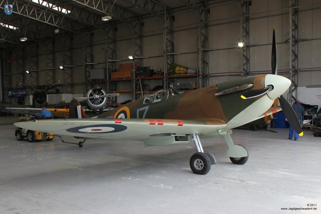 0054_IWM-Museum_Duxford_Supermarine_Spitfire_LF_Mk1a_G-AIST_JZ-E