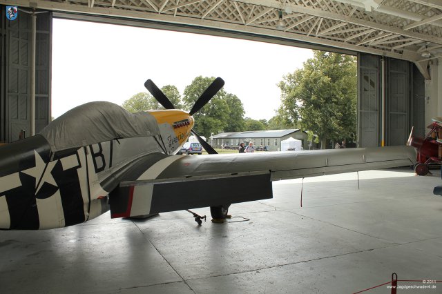 0057_IWM-Museum_Duxford_North_American_P-51D_Mustang_Ferocious_Frankie_Hangar