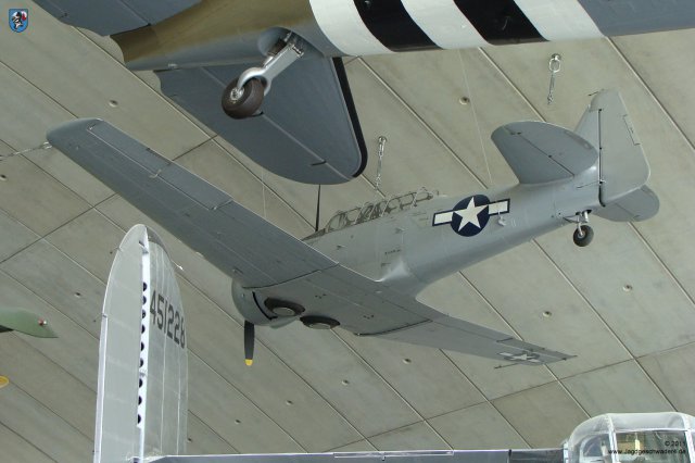 0092_IWM-Museum_Duxford_North_American_AT-6D_Texan