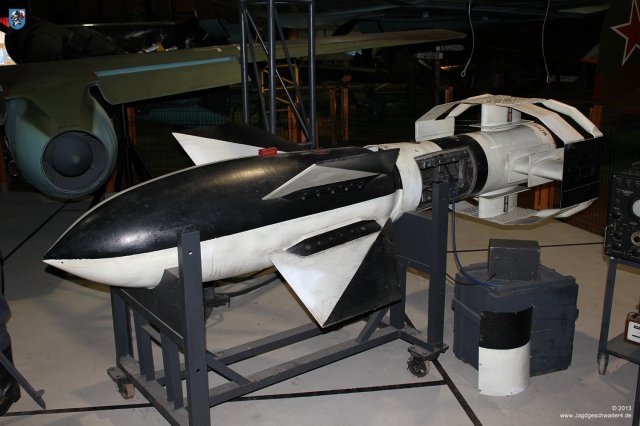 0046_Tschechisches_Luftfahrtmuseum_Prag_Kbely_funkferngesteuerte_freifallende_Lenkbombe_Fallbombe_Fritz_X_Ruhrstahl_1943