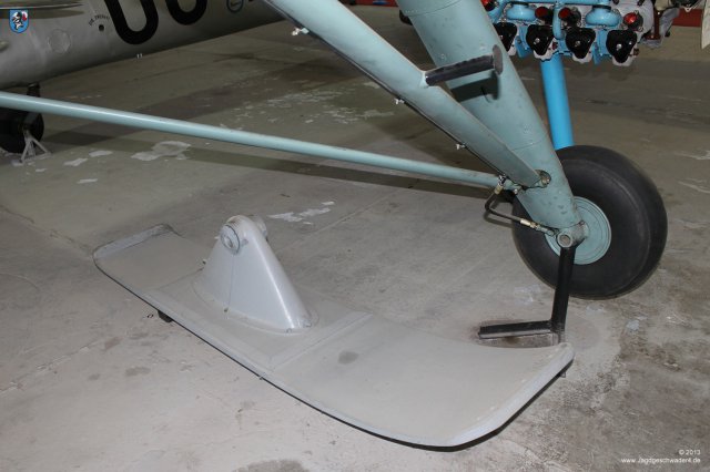 0067_Tschechisches_Luftfahrtmuseum_Prag_Kbely_Radfahrwerk_Schneekufen_Fieseler_Fi-156_Storch