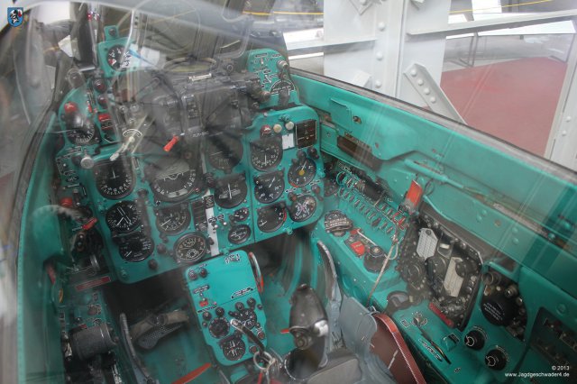0092_Tschechisches_Luftfahrtmuseum_Prag_Kbely_Cockpit_Kampfflugzeug