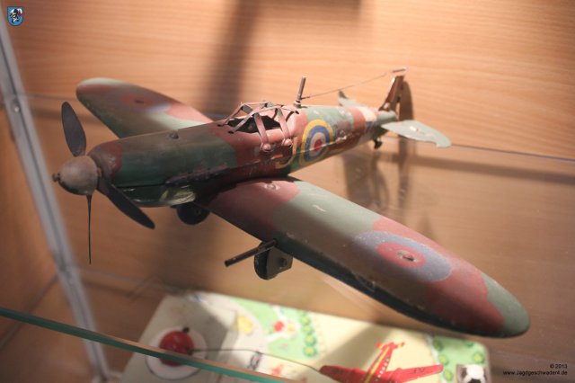 0002_Le_Bourget_Paris_2013_altes_Flugzeugmodell_aus_Blech