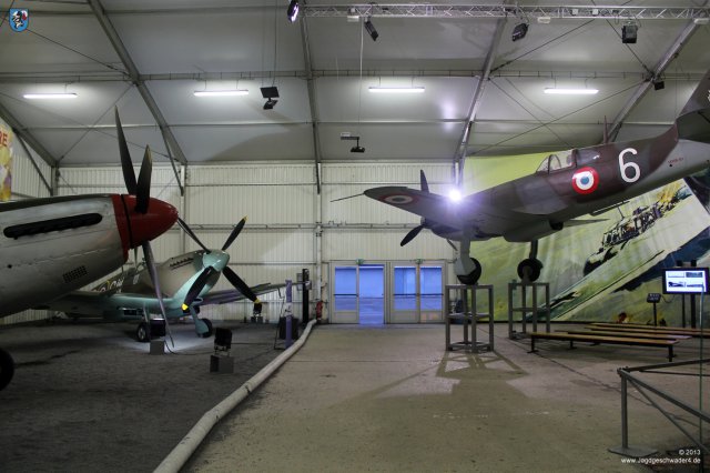 0034_Le_Bourget_Paris_2013_Spitfire_Mk_XVI_und_Dewoitine_D_520