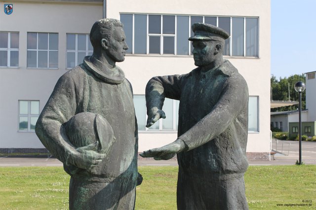 0003_Militaerhistorisches_Museum_Berlin-Gatow_Bronzeskulptur_Waffenbrueder_Piloten