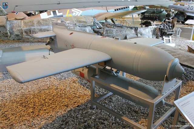 0047_Militaerhistorisches_Museum_Berlin-Gatow_Gleitbombe_mit_Raketenantrieb_Henschel_Hs_293_A-1_1943