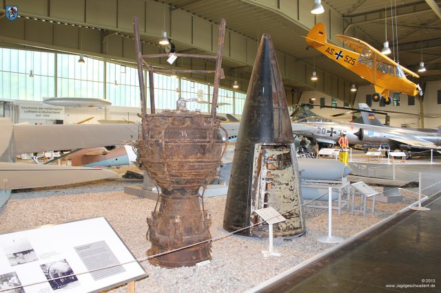 0060_Militaerhistorisches_Museum_Berlin-Gatow_Triebwerksteil_Spitze_mit_Gefechtskopf_Geraeteraum