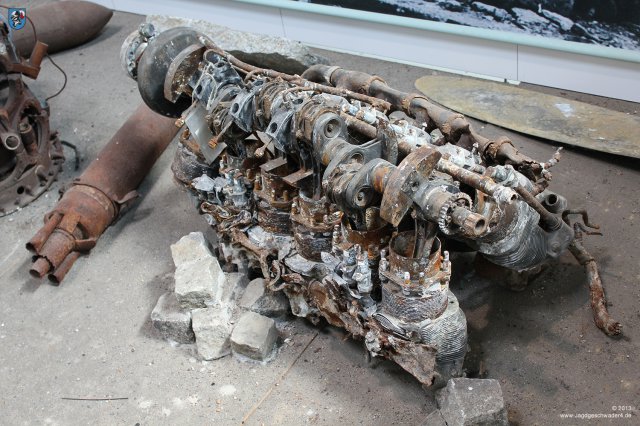 0065_Militaerhistorisches_Museum_Berlin-Gatow_12-Zylinder-Reihen-Flugmotor_Wrack
