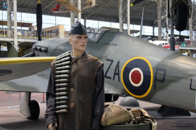 0035_Militaermuseum_Bruessel_Waffenwart_vor_Hawker_Hurricane_Mk_IIc