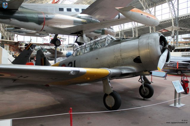 0051_Militaermuseum_Bruessel_North_American_T6_amerikanisches_Schulflugzeug