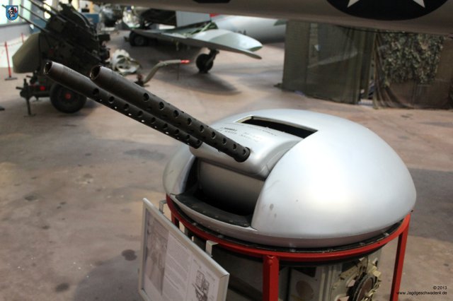 0057_Militaermuseum_Bruessel_General_Electric_W35_Geschuetzturm_der_Douglas_A-26_Invader