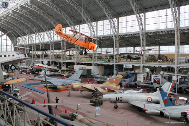 0068_Militaermuseum_Bruessel_Halle_mit_Exponaten_zum_Thema_Luftfahrt