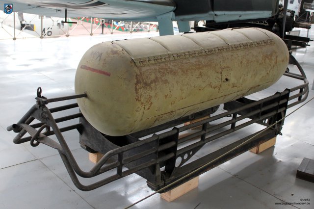 0082_Militaermuseum_Bruessel_BSB_1000_deutscher_Bombenschuettbehaelter_auf_Transportgestell