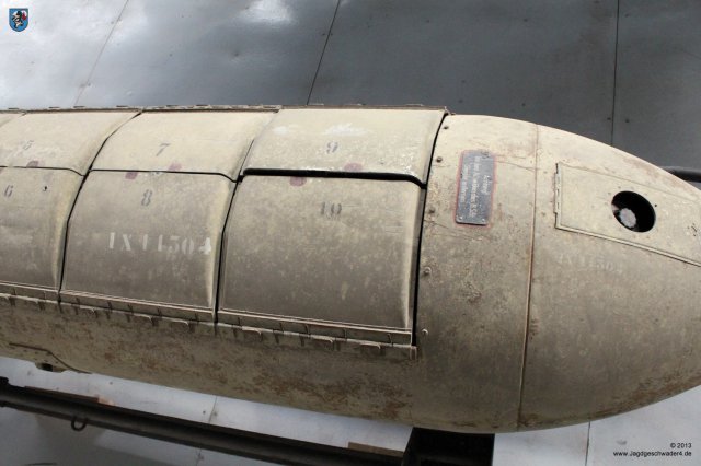 0083_Militaermuseum_Bruessel_BSB_1000_deutscher_Bombenschuettbehaelter_auf_Transportgestell
