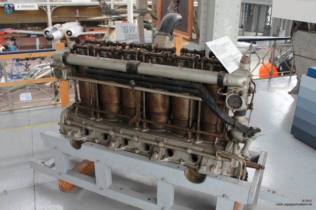0100_Militaermuseum_Bruessel_6-Zylinder-Motor_Maybach_MB_IVA_Zeppelin_LZ_62_Marineluftschiff_L-30_1916