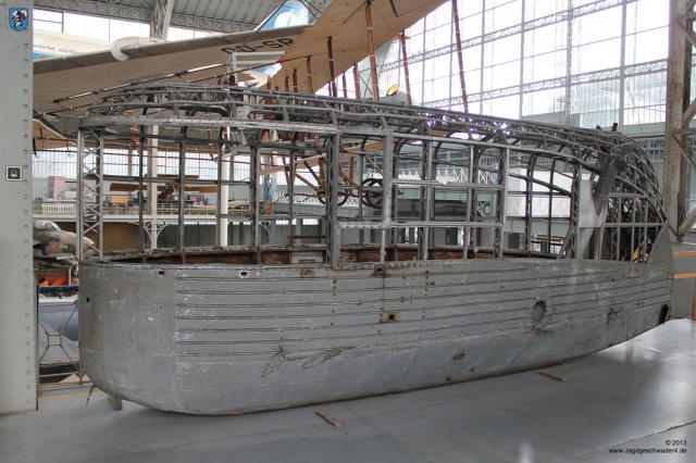 0101_Militaermuseum_Bruessel_Funkstation_Zeppelin_Typ_R_LZ_62_Marineluftschiff_L-30_1916