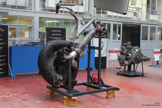 0124_Militaermuseum_Bruessel_Hauptfahrwerk_Boeing_B-17_und_Pratt_Whitney_R2800_Triebwerk_P-47_Thunderbolt