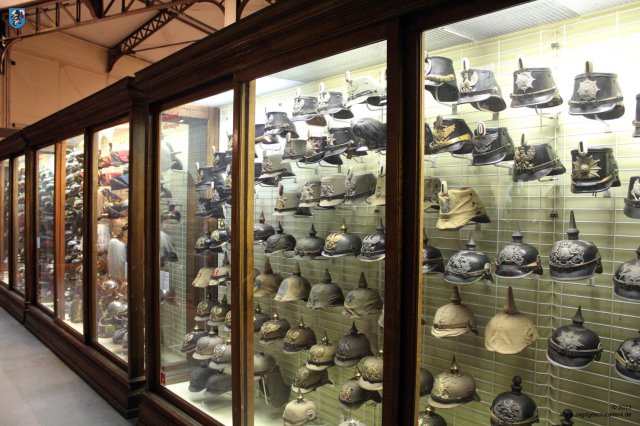 0127_Militaermuseum_Bruessel_militaerische_Kopfbedeckungen_Pickelhauben